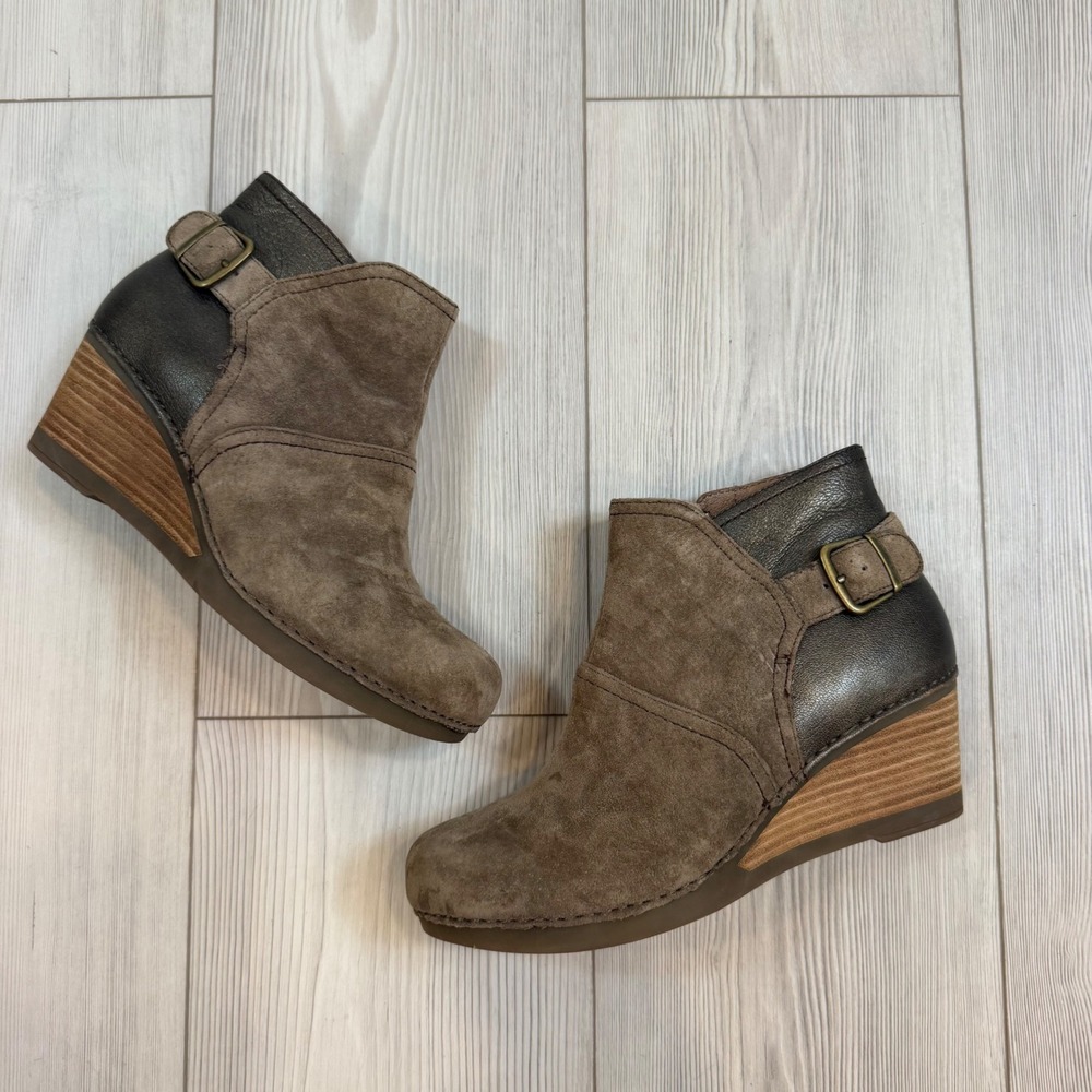 Dansko Shirley Suede Metallic Leather Wedge Ankle Boots Taupe Bronze Buckle 39